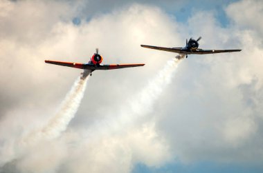 Gökyüzünde uçan iki uçak