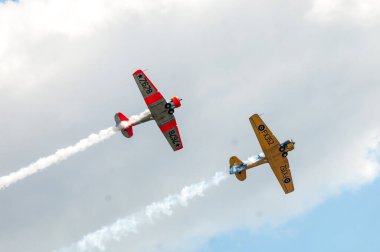 Gökyüzünde uçan uçak