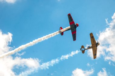 Aerobatik grubun akrobatik takımı.