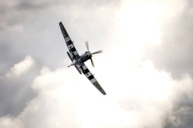 Gökyüzünde uçan savaş uçağı