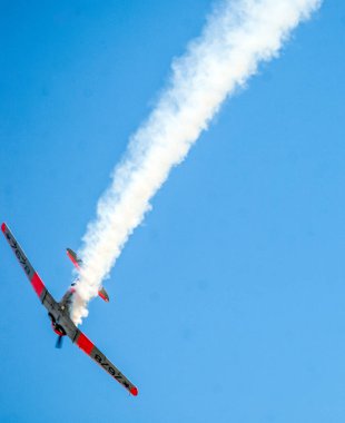 Gökyüzünde beyaz bulutlu bir uçak