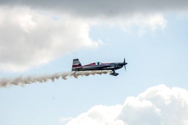 Aerobatik takım dumanlı gösteri yapıyor.