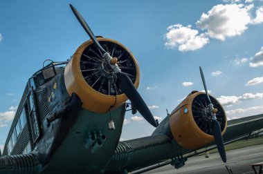Havaalanında pervaneli eski bir uçak.