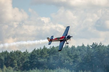 Uçak bulutların üzerinde uçuyor.
