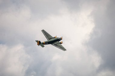 Gökyüzünde askeri uçak