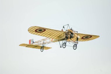 Vintage uçak modeli uçuşta