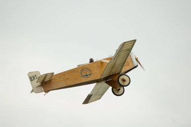 Gökyüzünde vintage uçak