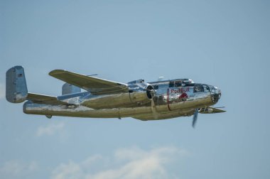 Askeri uçak gökyüzünde