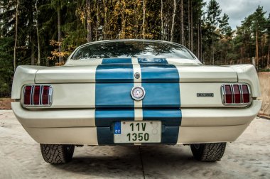 Eski klasik araba caddeye park edilmiş.