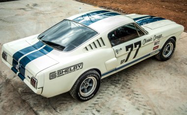 Eski klasik araba yolda.