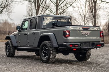 Siyah lüks SUV ve yolda büyük siyah bir araba.