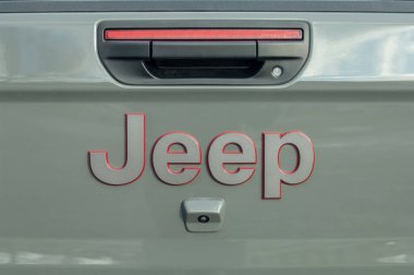 Beyaz arkaplanda bir motor işaretini kapat