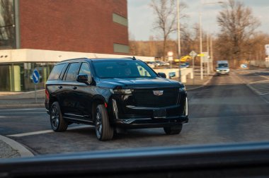 New York, ABD - Eylül 29, 2016: Sokakta yeni lüks sedan araba.