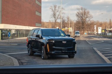 Moskova, Rusya - Kasım 20, 22 0, 2 0: Şehir merkezine park edilmiş yeni lüks SUV arabası