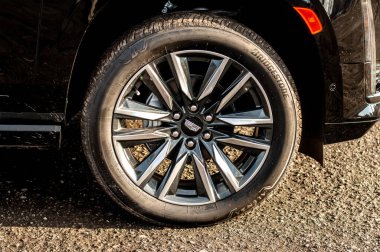 Siyah beyaz bir arabaya yaklaş.