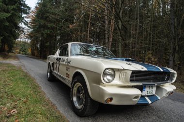 Klasik Chevrolet Mustang arabası.