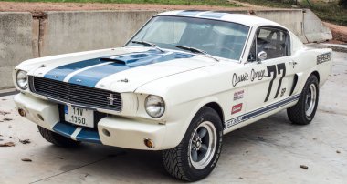 Şehrin eski klasik arabası.