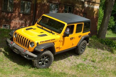 Bahçedeki sarı cip.