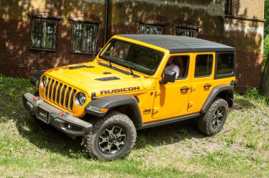 Ukrayna - Temmuz 2019: Orman yolunda park etmiş siyah bir cip, sarı renk.