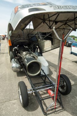 Yerde antika bir araba.