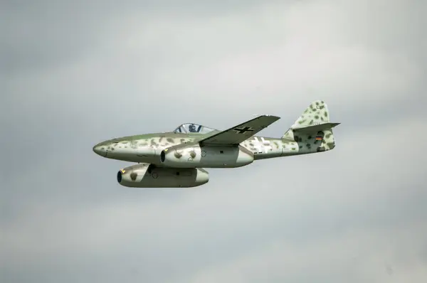 Militärflugzeug Himmel — Stockfoto
