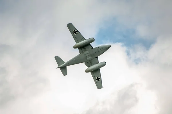 Samolot Wojskowy Białym Niebem — Zdjęcie stockowe