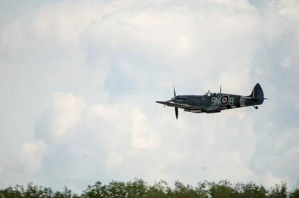 Beyaz Bulutlu Gökyüzünün Önünde Bir Savaş Uçağı — Stok fotoğraf