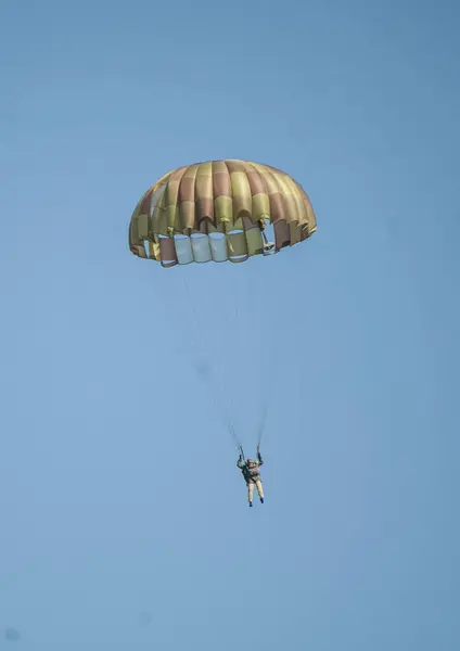 パラシュートでパラシュート パラシュートは空に着陸しています 背景にはスポーツ レクリエーション 自然のコンセプト — ストック写真