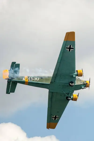 曇った空を飛ぶ軍用飛行機 — ストック写真