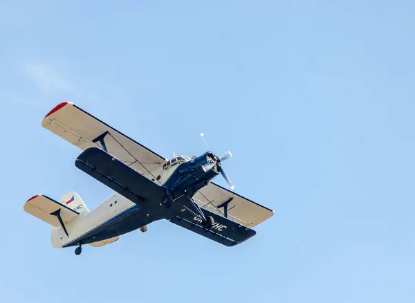Letadlo Letící Modré Obloze Obloha Vznáší Vzduchu — Stock fotografie