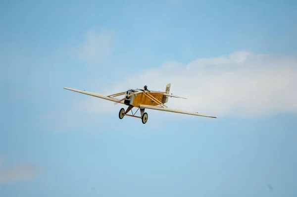 Samolot Leci Tle Nieba Chmur — Zdjęcie stockowe