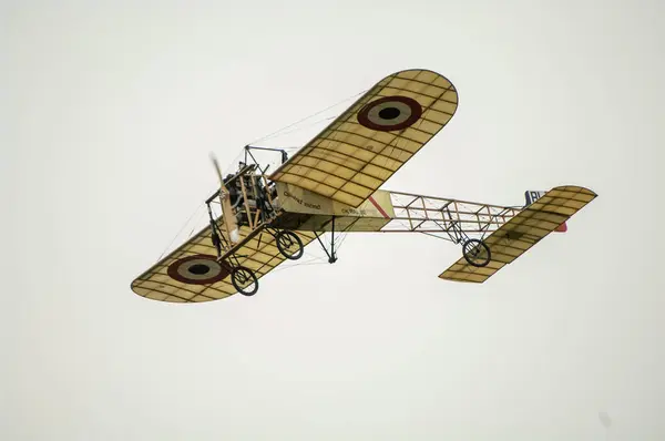 Старый Самолет Небе — стоковое фото