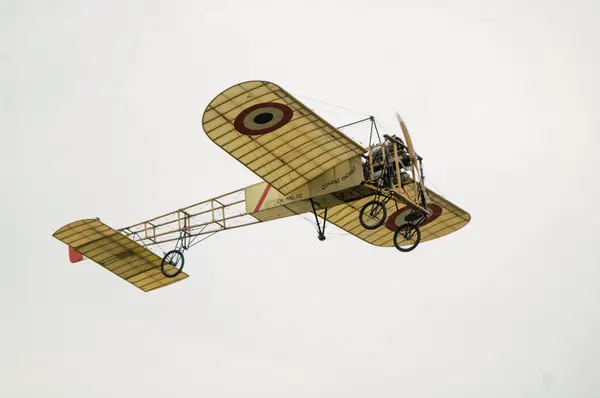 飞行中的老式飞机模型 — 图库照片