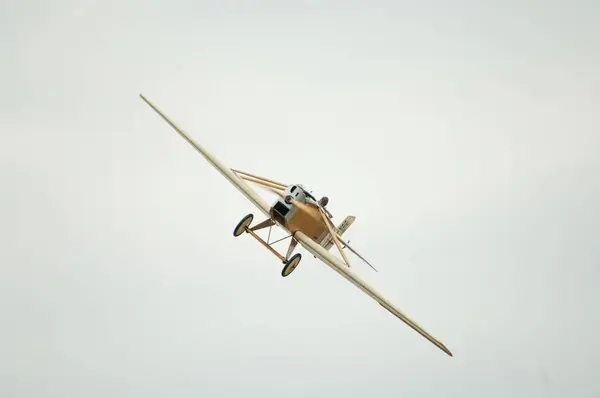 Oldtimer Flugzeug Fliegt Bei Bewölktem Himmel — Stockfoto