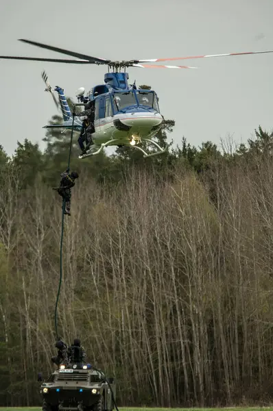 Arkasında askeri helikopter olan askeri helikopter.