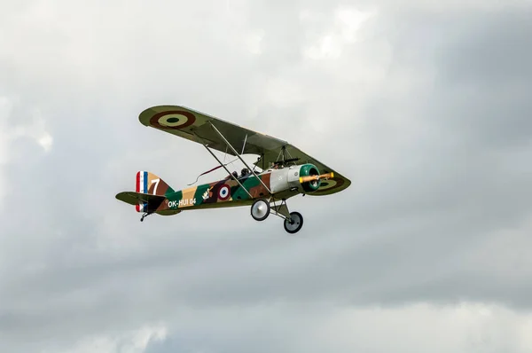 Uçan Eski Uçak Eski Model Uçak — Stok fotoğraf