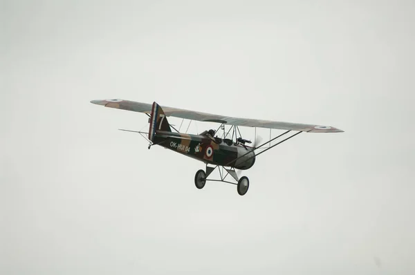 老式飞机在空中飞行 — 图库照片