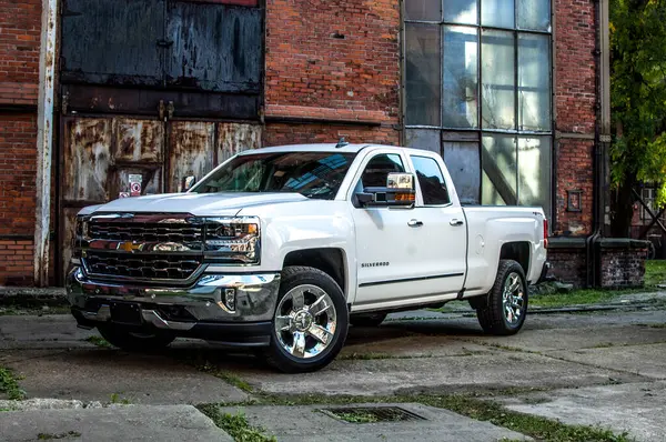 Ford kamyonet bir nehirde.