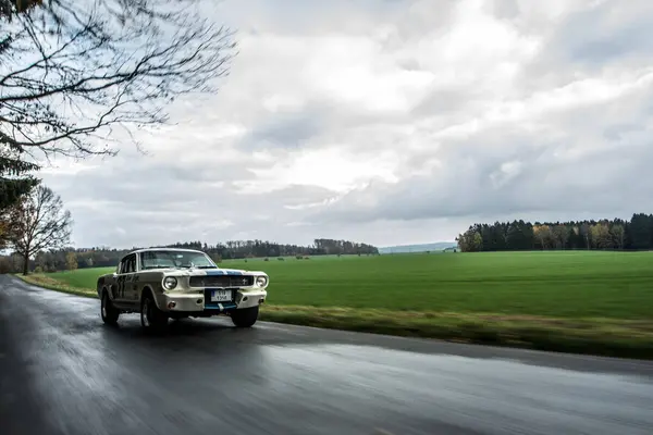 Вождение Автомобиля Проселочной Дороге Латвийская — стоковое фото