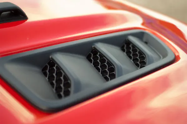 Крупним Планом Двигун Червоного Автомобіля — стокове фото