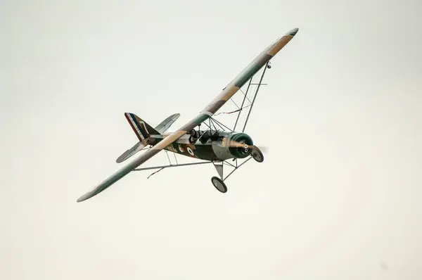 Altes Oldtimer Flugzeug Fliegt lizenzfreie Stockbilder