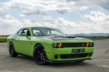 Yeşil kapüşonlu yeşil spor araba.