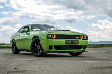 Yeşil spor araba yolda.,