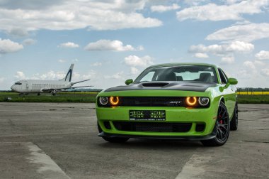 yeşil ve siyah spor araba