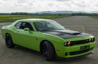 Yeşil ve siyah araba ortada..