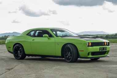 yeşil spor araba şehrin caddesinde