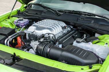 Dodge Challanger Hellcat SRT havaalanında.