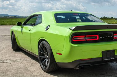Dodge Challanger Hellcat SRT havaalanında.