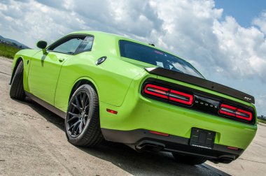 Dodge Challanger Hellcat SRT havaalanında.