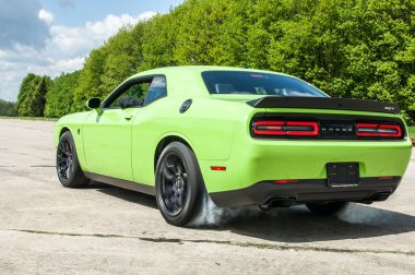 Dodge Challanger Hellcat SRT havaalanında.